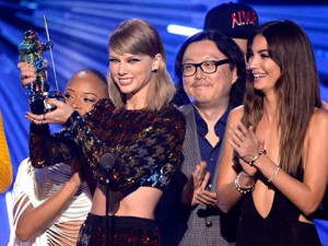 MTV 2015 VIDEO MUSIC AWARDS SAHİPLERİNİ BULDU!
