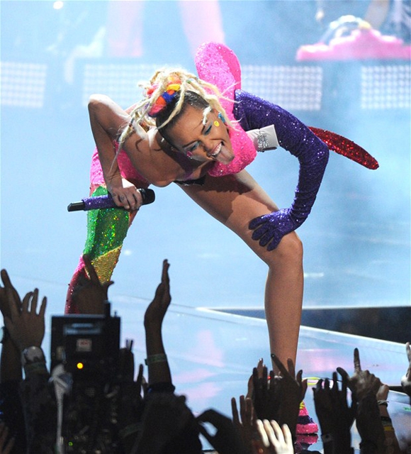 Miley Cyrus... MTV'Yİ NEREDEYSE ÇIPLAK SUNDU! 12