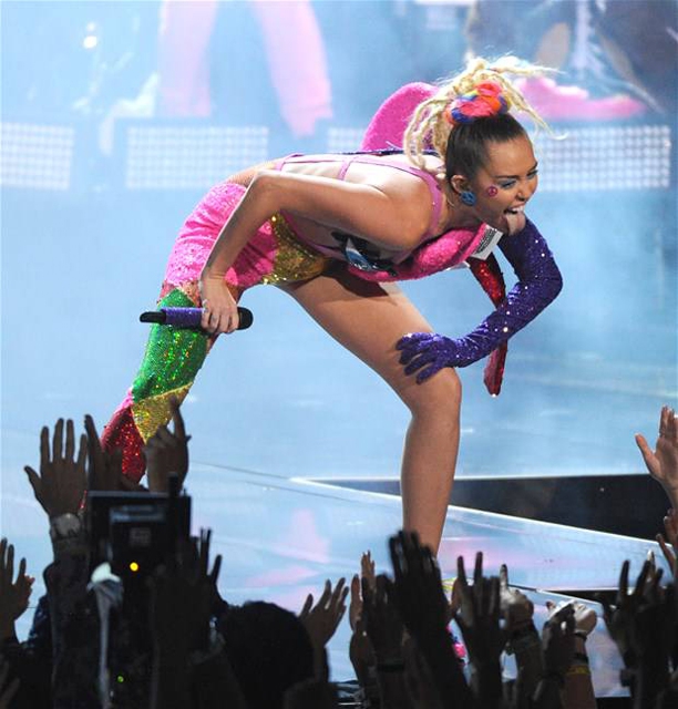 Miley Cyrus... MTV'Yİ NEREDEYSE ÇIPLAK SUNDU! 13