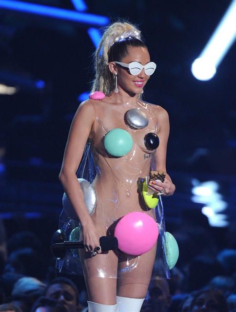 Miley Cyrus... MTV'Yİ NEREDEYSE ÇIPLAK SUNDU! 16