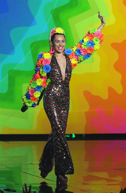 Miley Cyrus... MTV'Yİ NEREDEYSE ÇIPLAK SUNDU! 17