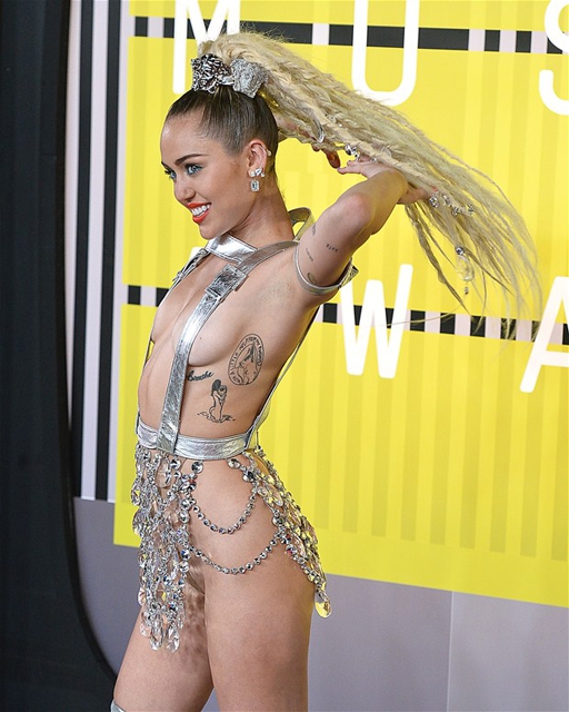 Miley Cyrus... MTV'Yİ NEREDEYSE ÇIPLAK SUNDU! 5