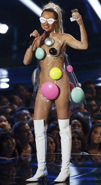 Miley Cyrus... MTV'Yİ NEREDEYSE ÇIPLAK SUNDU! 7