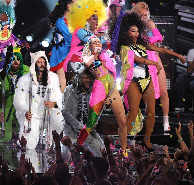 Miley Cyrus... MTV'Yİ NEREDEYSE ÇIPLAK SUNDU! 8