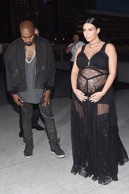 Kim Kardashian... HAMİLE TRANSPARANI!