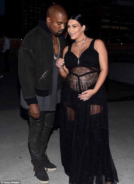 Kim Kardashian... HAMİLE TRANSPARANI!