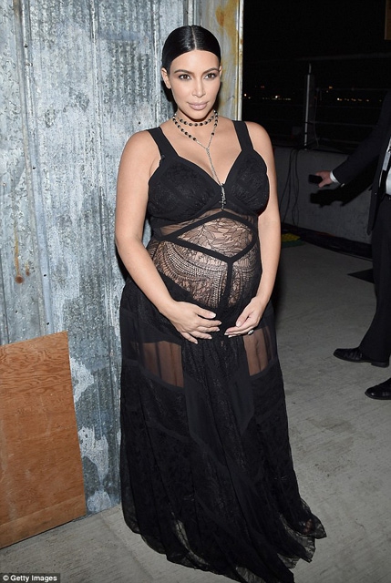 Kim Kardashian... HAMİLE TRANSPARANI!