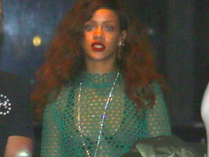 Rihanna... İÇ ÇAMAŞIRI GİYDİ AMA!