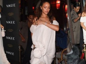 Rihanna... TRANSPARAN PEMBE!