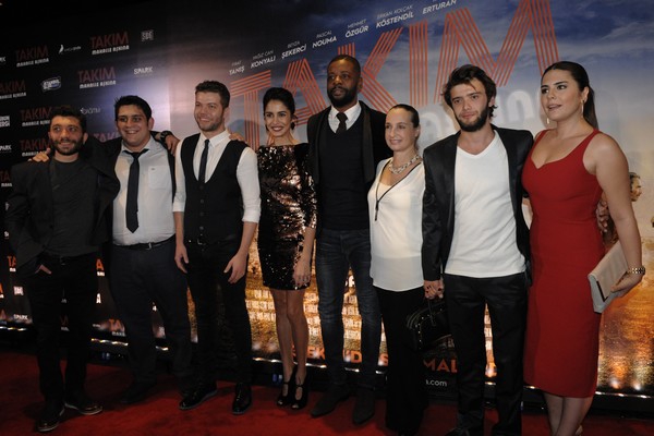 “TAKIM: Mahalle Aşkına”... İÇİMİZDEKİ UMUDU CANLI TUTACAK FİLME ŞAŞALI G 8