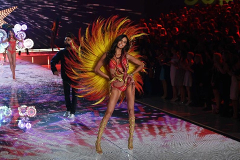 Victoria's Secret... BEKLENEN İÇ GİYİM ŞOVU GERÇEKLEŞTİ! 16