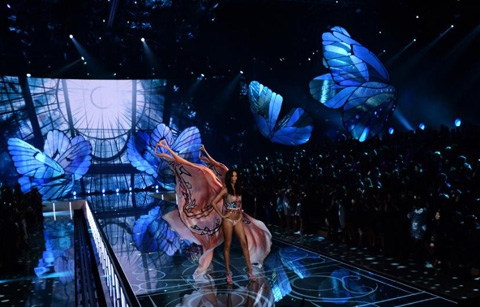 Victoria's Secret... BEKLENEN İÇ GİYİM ŞOVU GERÇEKLEŞTİ! 43