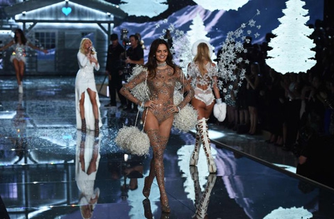 Victoria's Secret... BEKLENEN İÇ GİYİM ŞOVU GERÇEKLEŞTİ! 44