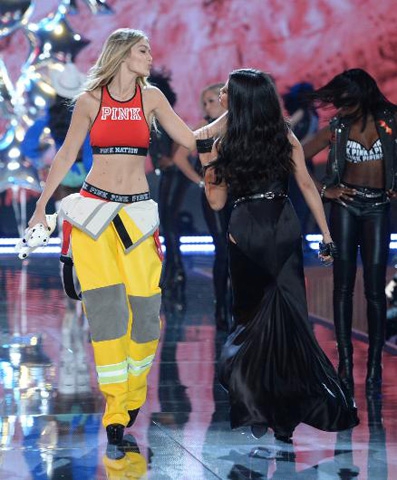 Victoria's Secret... BEKLENEN İÇ GİYİM ŞOVU GERÇEKLEŞTİ! 9