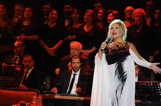 Emel Sayın... ANADOLU YAKASI'NDA NOSTALJİK GECE!