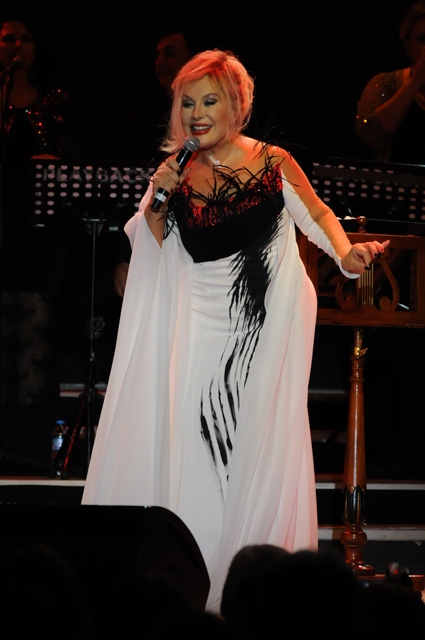 Emel Sayın... ANADOLU YAKASI'NDA NOSTALJİK GECE!