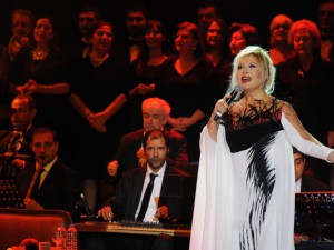 Emel Sayın... ANADOLU YAKASI'NDA NOSTALJİK GECE!