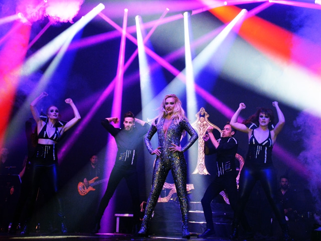 Aylin Coşkun… DÜNYA YILDIZLARINA MEYDAN OKUDU! 12