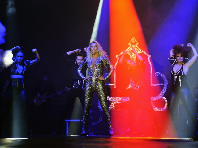 Aylin Coşkun… DÜNYA YILDIZLARINA MEYDAN OKUDU! 13