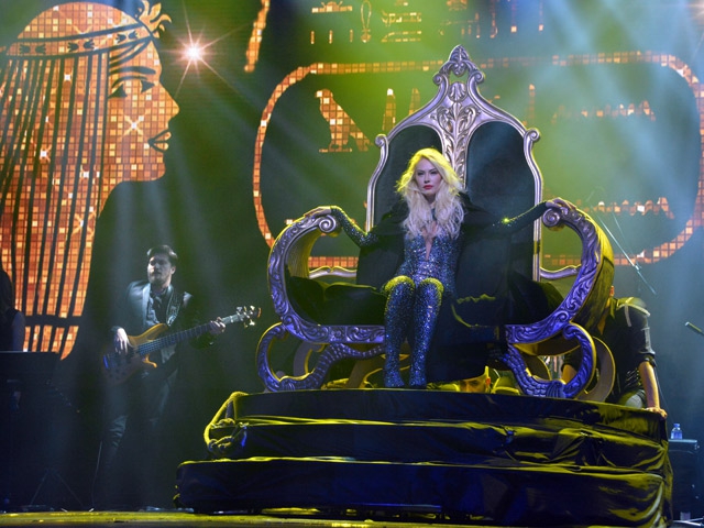 Aylin Coşkun… DÜNYA YILDIZLARINA MEYDAN OKUDU! 15