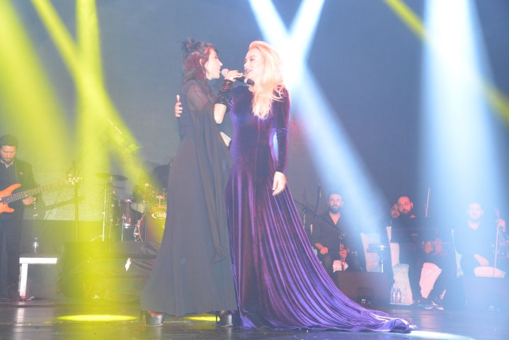 Aylin Coşkun… DÜNYA YILDIZLARINA MEYDAN OKUDU! 23