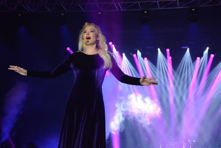 Aylin Coşkun… DÜNYA YILDIZLARINA MEYDAN OKUDU! 24