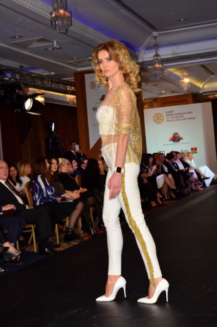 TASARIMCI SÜLEYMAN TEZCAN DEFİLESİ AYAKTA ALKIŞLANDI 12