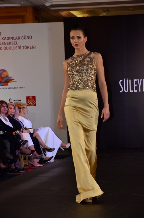 TASARIMCI SÜLEYMAN TEZCAN DEFİLESİ AYAKTA ALKIŞLANDI 21