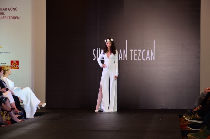 TASARIMCI SÜLEYMAN TEZCAN DEFİLESİ AYAKTA ALKIŞLANDI
