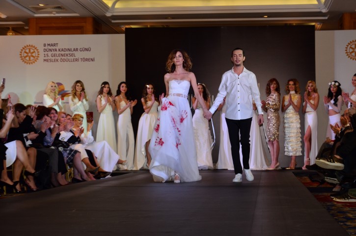 TASARIMCI SÜLEYMAN TEZCAN DEFİLESİ AYAKTA ALKIŞLANDI 39