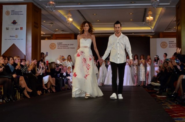 TASARIMCI SÜLEYMAN TEZCAN DEFİLESİ AYAKTA ALKIŞLANDI 40