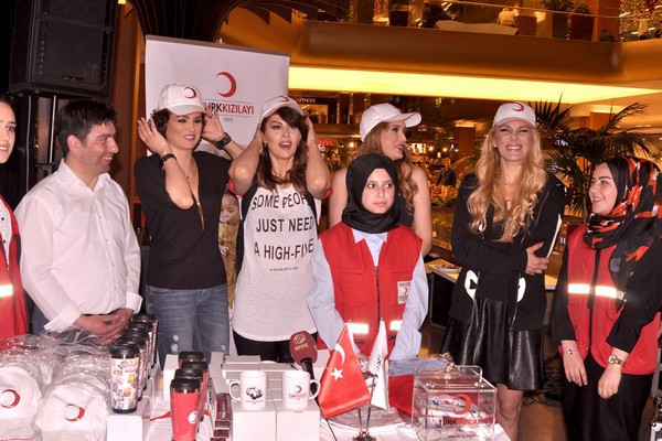 ÜNLÜ MANKENLERDEN KIZILAY'A ANLAMLI DESTEK!.. 10