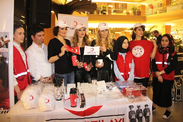 ÜNLÜ MANKENLERDEN KIZILAY'A ANLAMLI DESTEK!..