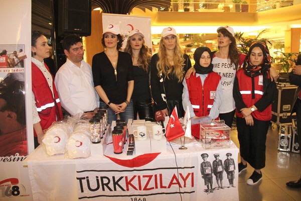 ÜNLÜ MANKENLERDEN KIZILAY'A ANLAMLI DESTEK!..