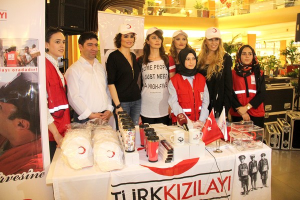 ÜNLÜ MANKENLERDEN KIZILAY'A ANLAMLI DESTEK!.. 7