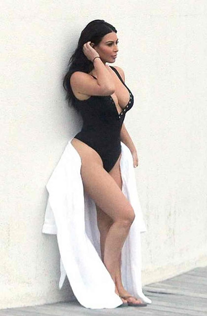 Kim Kardashian... MAYOSUNU GİYDİ, ORTALIĞA ÇIKTI!