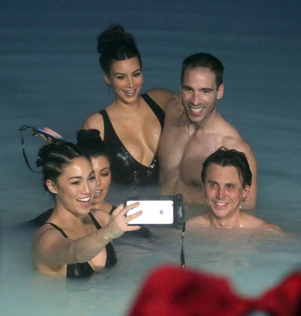 Kim Kardashian... MAYOSUNU GİYDİ, ORTALIĞA ÇIKTI!
