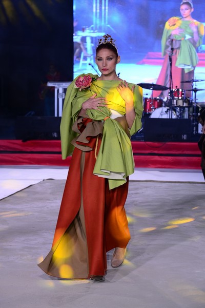 ŞIK VE GÖZ ALICI TASARIMLAR, İLK KEZ ÇATIDA YAPILAN BİR DEFİLEDE HAYAT B 10