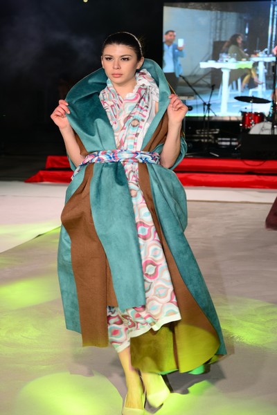 ŞIK VE GÖZ ALICI TASARIMLAR, İLK KEZ ÇATIDA YAPILAN BİR DEFİLEDE HAYAT B 11