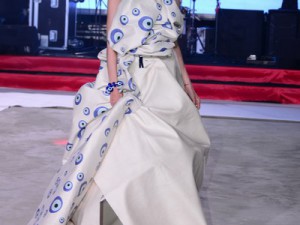 ŞIK VE GÖZ ALICI TASARIMLAR, İLK KEZ ÇATIDA YAPILAN BİR DEFİLEDE HAYAT B