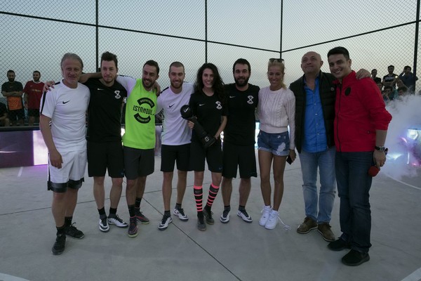 SOKAK FUTBOLUNDA ÜNLÜLER GEÇİDİ