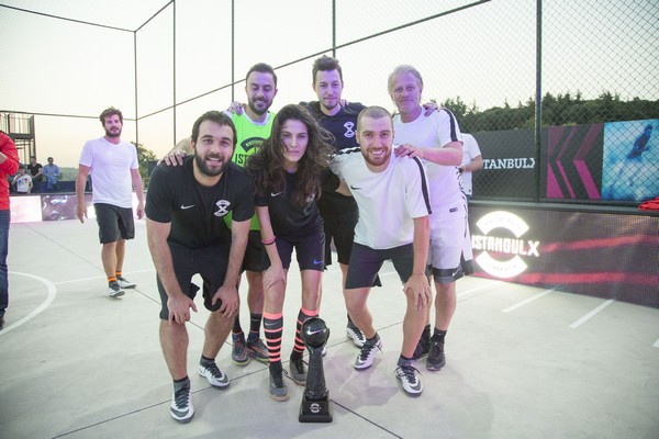 SOKAK FUTBOLUNDA ÜNLÜLER GEÇİDİ