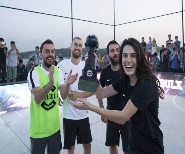 SOKAK FUTBOLUNDA ÜNLÜLER GEÇİDİ