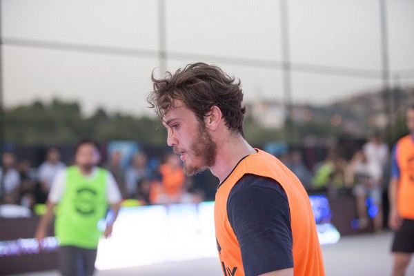 SOKAK FUTBOLUNDA ÜNLÜLER GEÇİDİ
