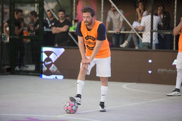 SOKAK FUTBOLUNDA ÜNLÜLER GEÇİDİ