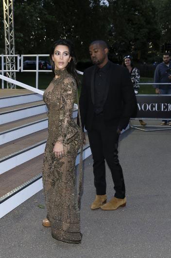 Kim Kardashian... KALDIĞI YERDEN DEVAM, HEM TRANSPARAN, HEM SEKSİ!