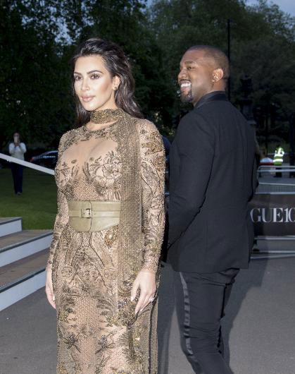 Kim Kardashian... KALDIĞI YERDEN DEVAM, HEM TRANSPARAN, HEM SEKSİ!