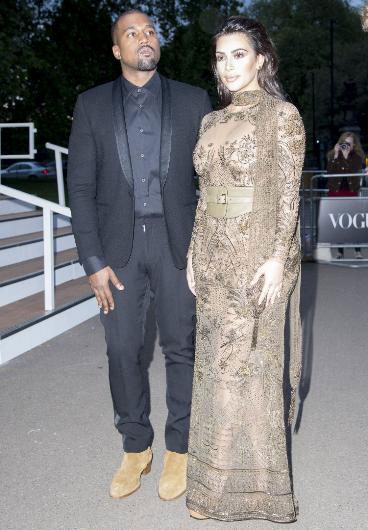 Kim Kardashian... KALDIĞI YERDEN DEVAM, HEM TRANSPARAN, HEM SEKSİ!