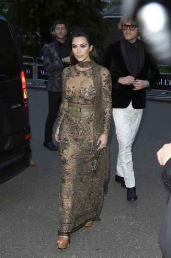 Kim Kardashian... KALDIĞI YERDEN DEVAM, HEM TRANSPARAN, HEM SEKSİ! 8