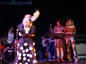 TİYATRO SEZONU "ORTAYA KARIŞIK" KONSERİ İLE SONA ERDİ!..